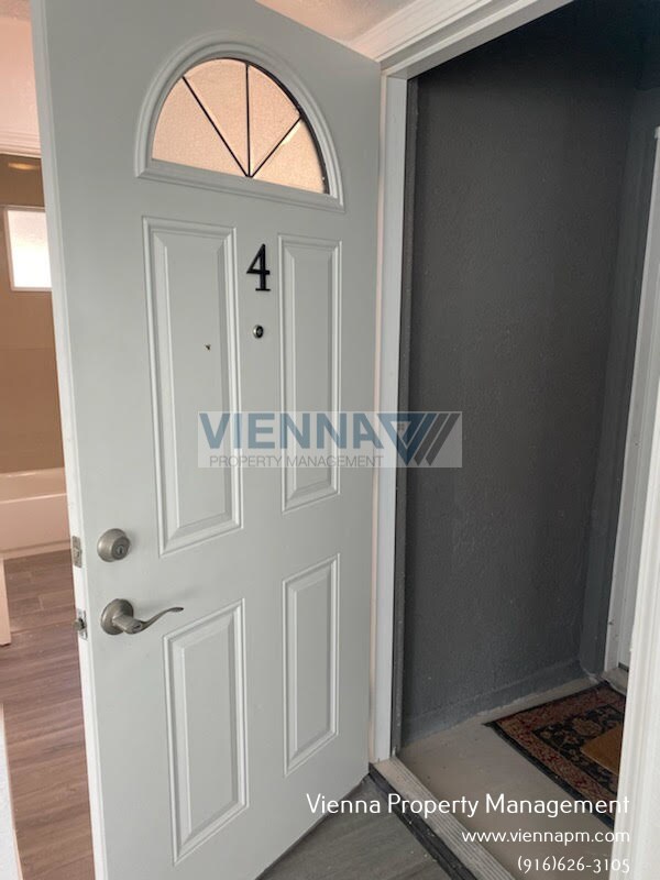Building Photo - Beautiful Remodeled Upstairs Unit!