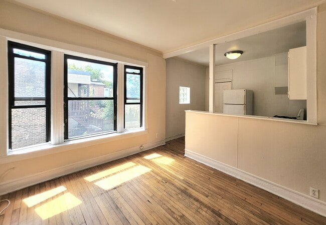 Building Photo - 1909 W Foster Ave