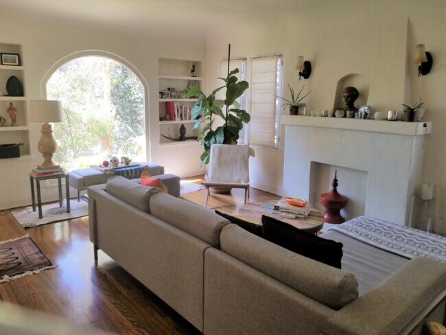 view of decorated living room lower unit apartment which is the same upstairs - 1362 S Mansfield Ave