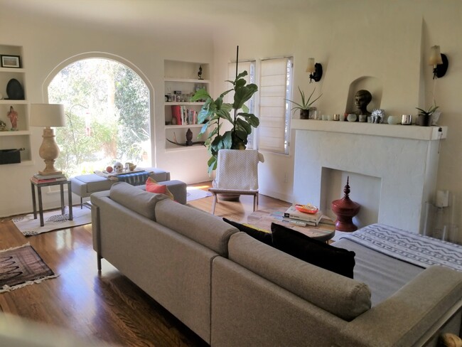 view of decorated living room lower unit apartment which is the same upstairs - 1362 S Mansfield Ave