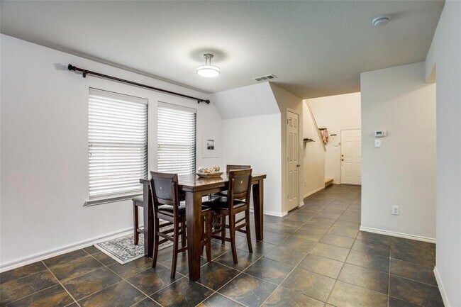 Building Photo - 2212 Malone Dr