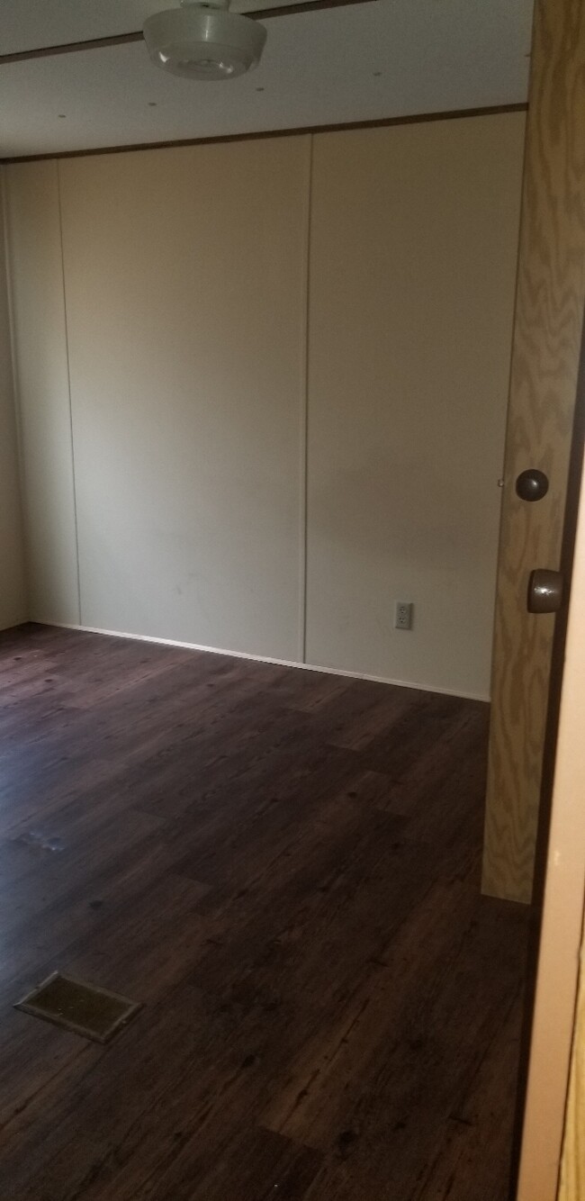 Building Photo - 2 Bedroom Mobile Home