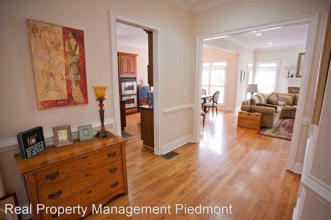 Building Photo - 4 br, 3.5 bath House - 883 Lenox Court NE