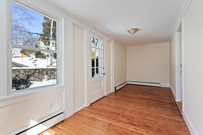 Foto del edificio - 32 Bartlett Ave