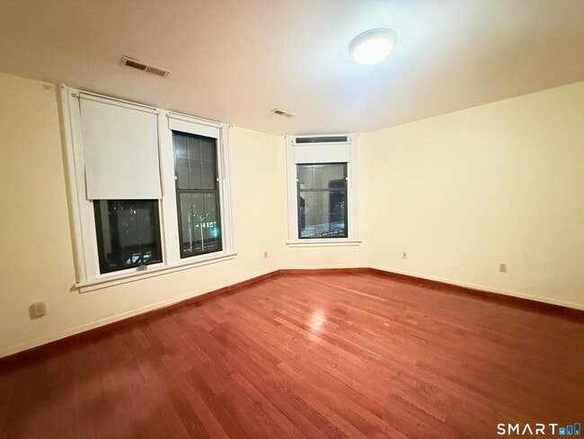 Building Photo - 7 Elm St