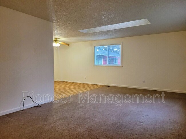 Building Photo - 171 2nd St