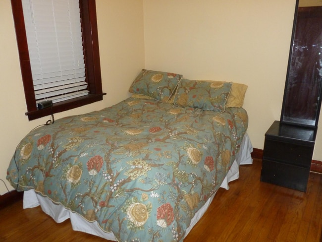 Building Photo - 1832 N Marshfield Ave