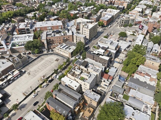 Building Photo - 1128 W Diversey Pkwy