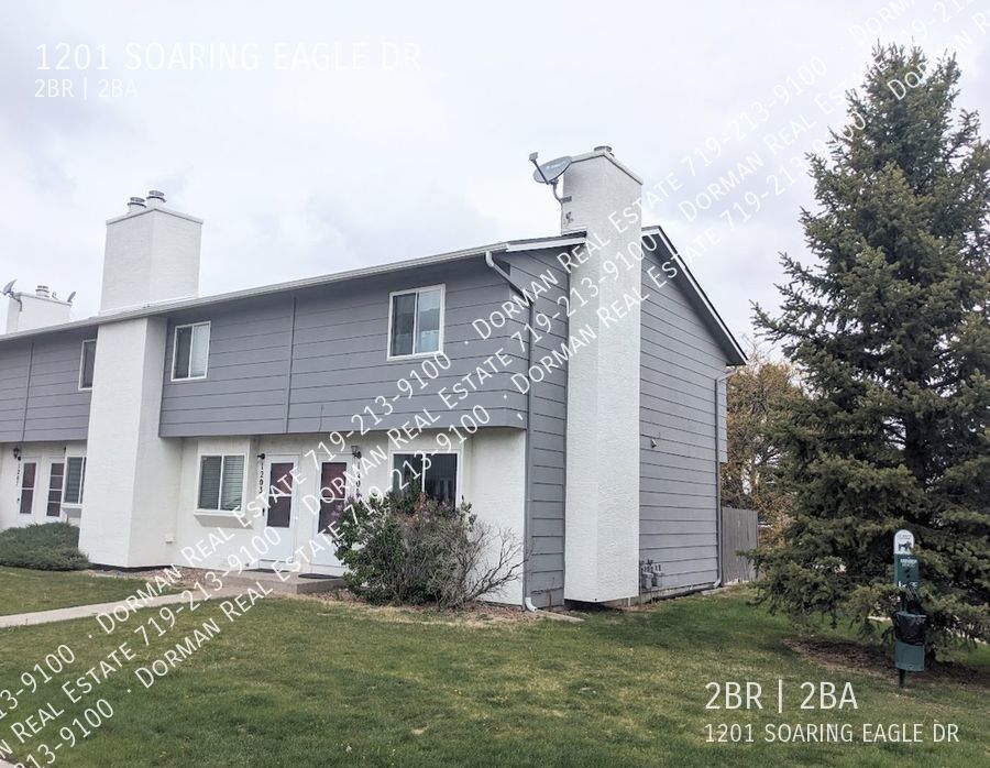 Building Photo - 2 Story townhome with fireplace