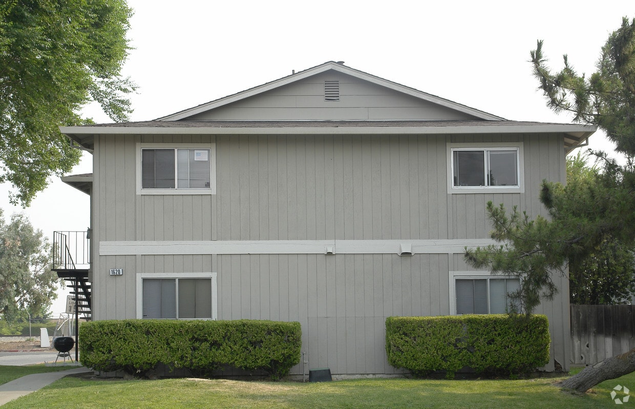 Building Photo - 1620 Sycamore Dr