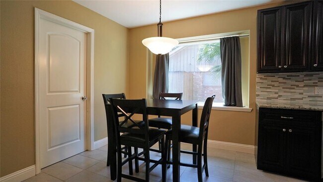 Building Photo - 2302 Deer Valley Dr