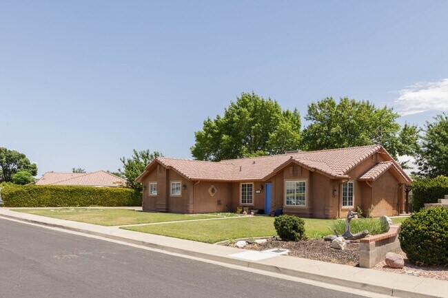 Building Photo - 3 Bedroom 2.5 Bathroom Home on Morningside...