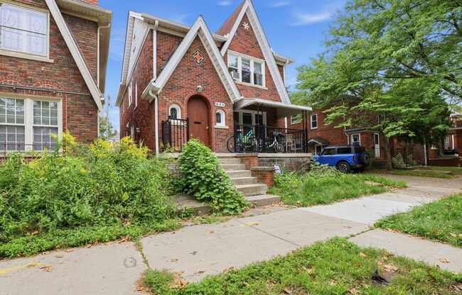 Building Photo - 884 Beaconsfield Ave
