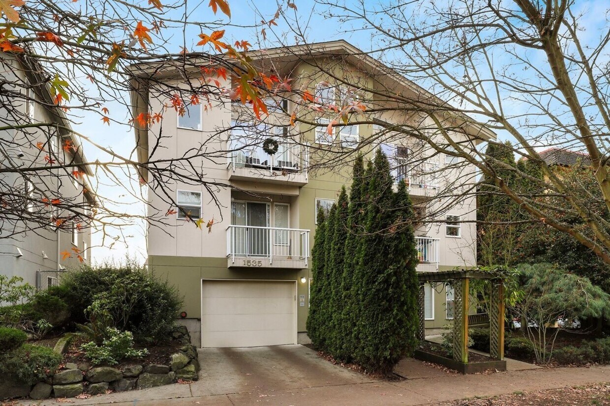 Foto principal - Ballard top floor Newly remodeled condo wi...