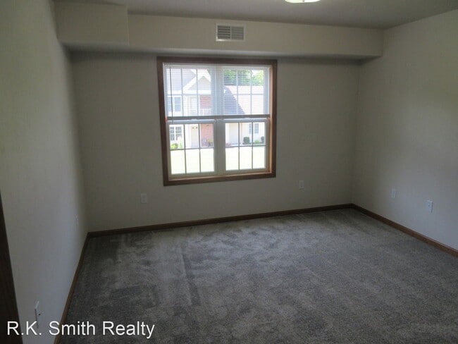 Building Photo - 553 W Sunset Dr