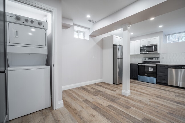Building Photo - Spacious 2 Bedroom