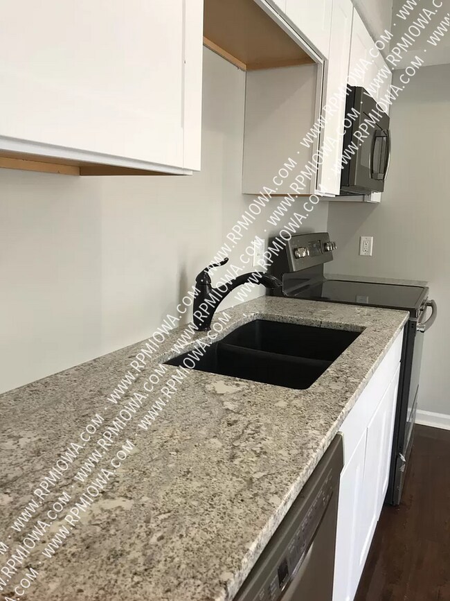 Building Photo - SPACIOUS 3 Bedroom 2.5 Bathroom in Des Moi...