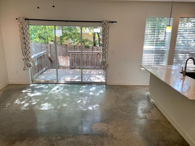 Building Photo - Modern 2 bedroom Condo in East Austin!