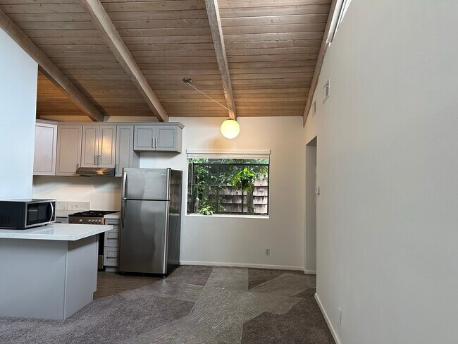 Foto del edificio - 2493 S Barrington Ave