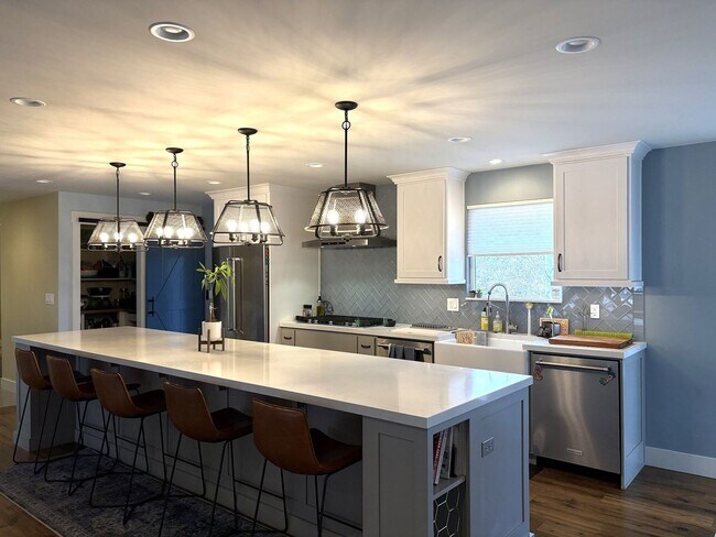 Building Photo - 6 Bedroom/3 Bathroom House in Cottonwood Heights