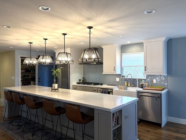 Foto del edificio - 6 Bedroom/3 Bathroom House in Cottonwood Heights