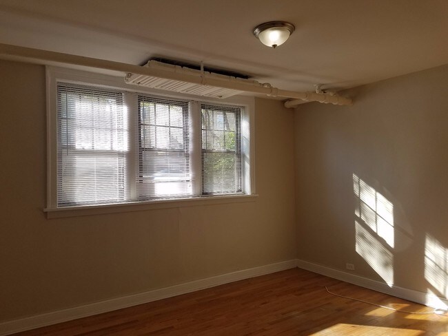 Building Photo - 1BR 1BA  FOR RENT ON CLAREMONT / ADDISON