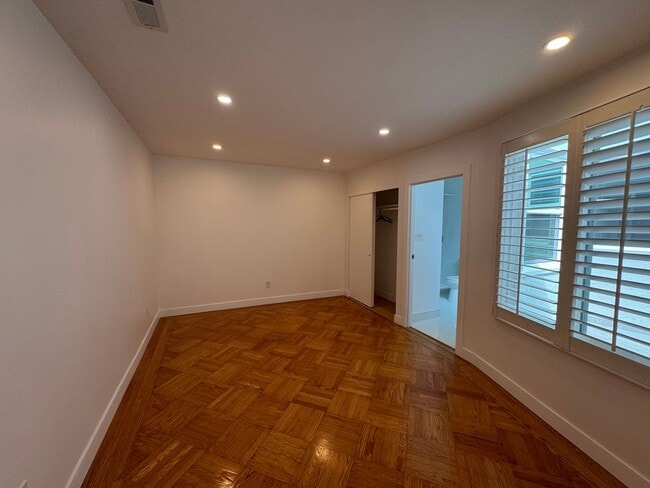 Building Photo - Spacious 5BR/6BA Updated Home with Private...