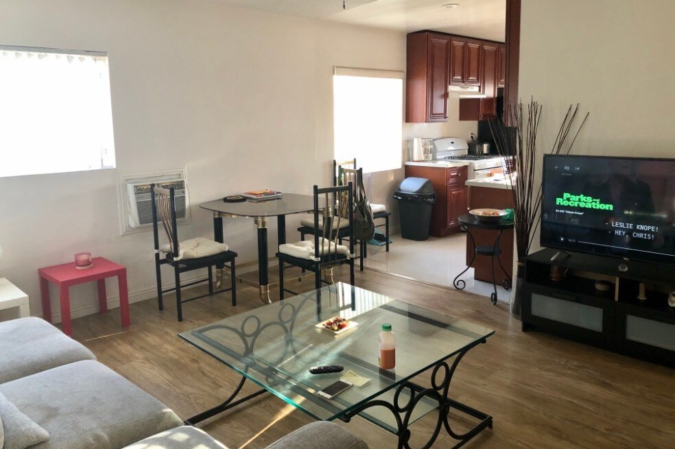 Sala de estar (vista 1) - 1031 S Kingsley Dr