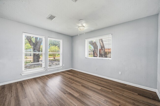 Foto del edificio - 8306 Pine Falls Dr