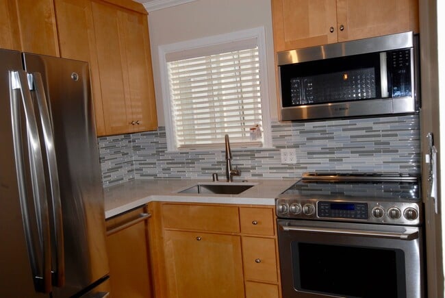 Building Photo - Really cute and updated apt in the Castro....