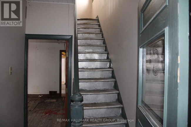 Building Photo - 117-117 Drummond St W