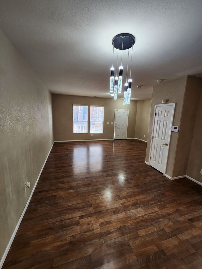 Building Photo - Beautiful Townhome