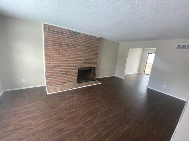 Building Photo - 144 Stornoway Dr E