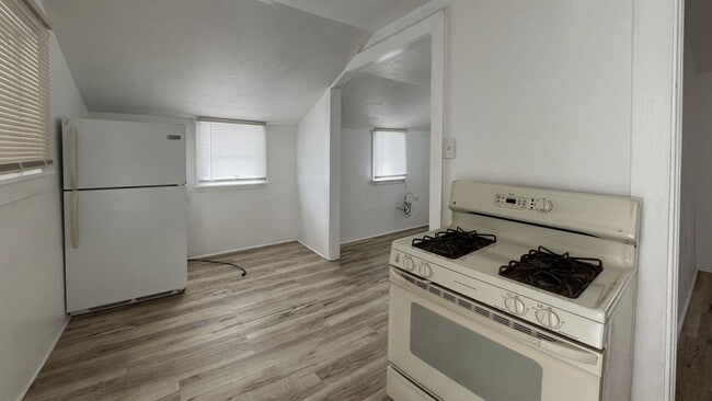 Building Photo - 2nd Floor Apartment