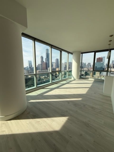 Foto del edificio - 70 W Huron St