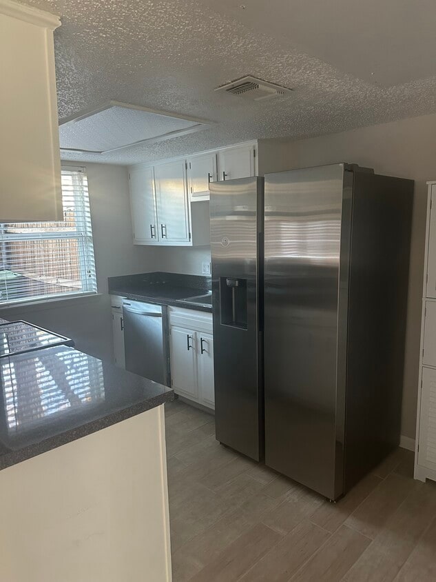 Building Photo - 2447 S Graham Dr