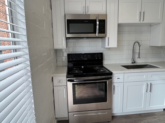 Vista de la cocina remodelada - Palisade Flats- Stunning Renovations