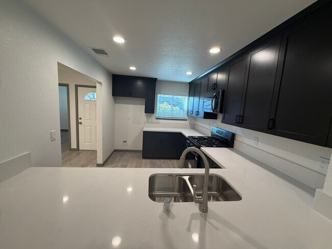 Foto del edificio - 7330 Stratford Pl