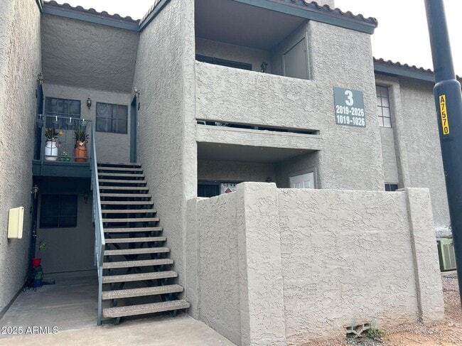 Building Photo - 533 W Guadalupe Rd