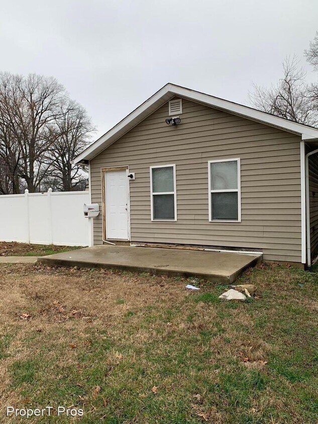 2 br, 1 bath House 854 East Riverside Drive House Rental in