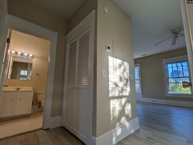 Foto del edificio - 3121 Rosewood Dr
