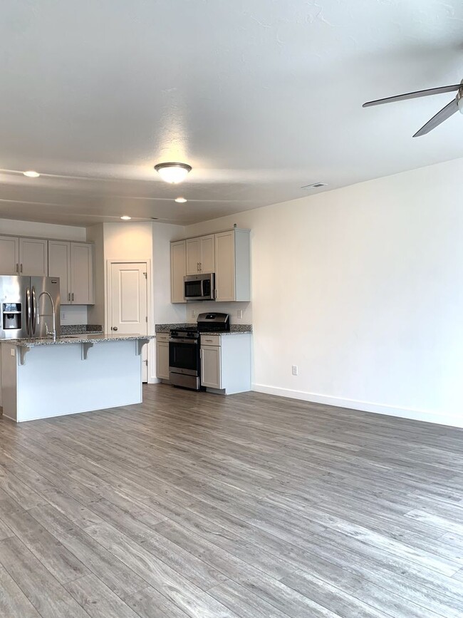 Foto del edificio - Move In & Get 2 Weeks Free! 3 Bed 2.5 Bath Townhome in West Haven