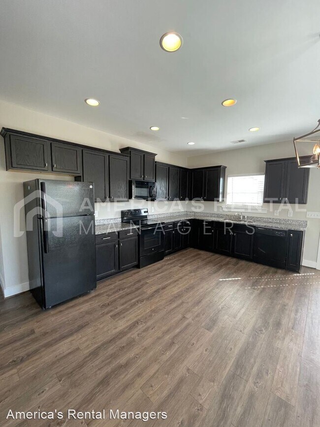 Building Photo - 4 br, 2 bath House - 1201 10th Way