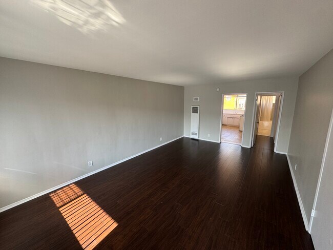 Foto del edificio - 5420 Russell Ave