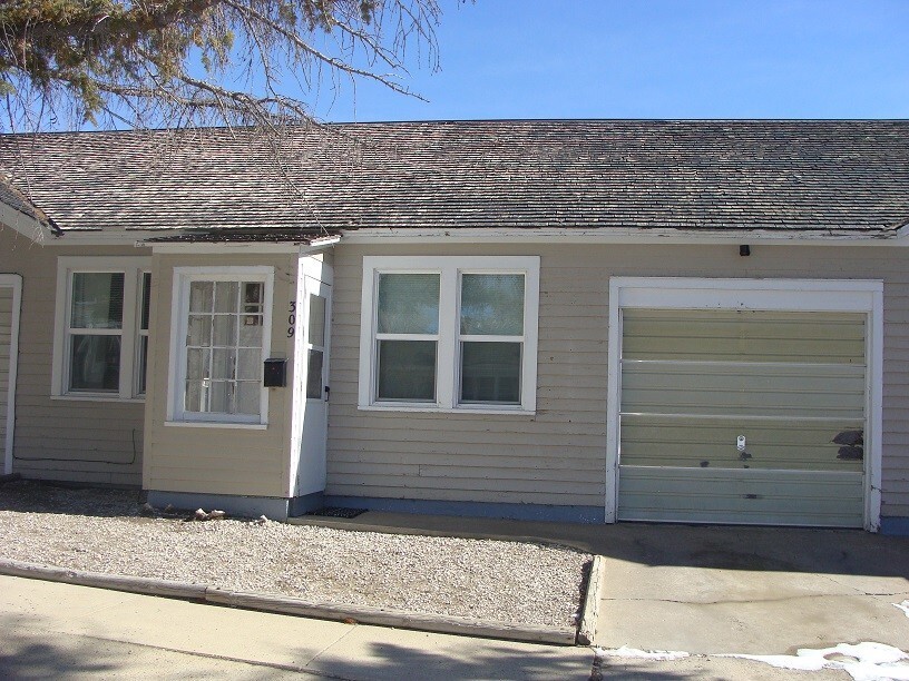 309 9th St Unit 1, Rawlins, WY 82301 Room for Rent in Rawlins, WY