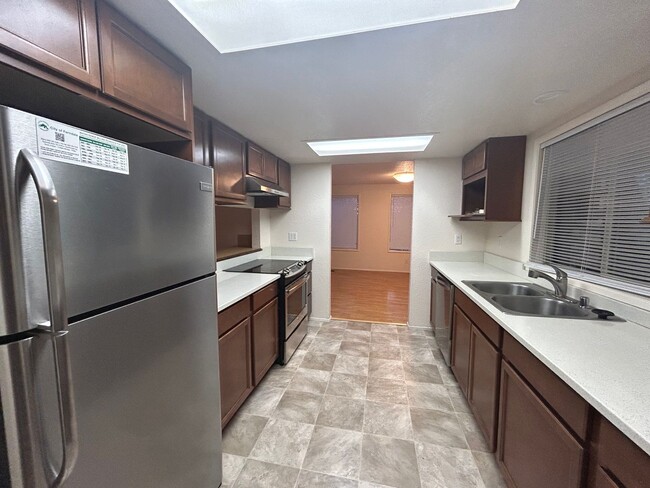 Foto del edificio - 5888 Shannon Ave