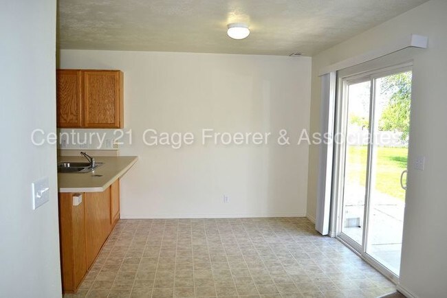 Building Photo - 590 S Century Dr