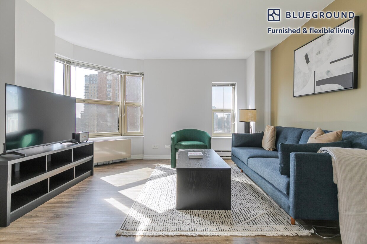 Photo - 8 W Chestnut St (Chicago, IL)