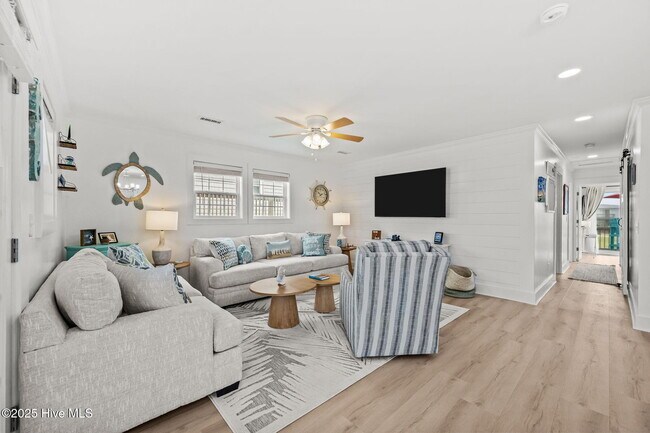 Building Photo - 2660 Island Dr