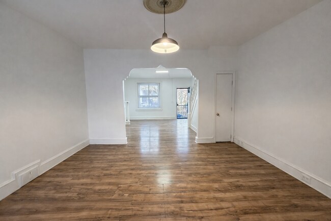 Building Photo - 3 Bedroom Single Family Home